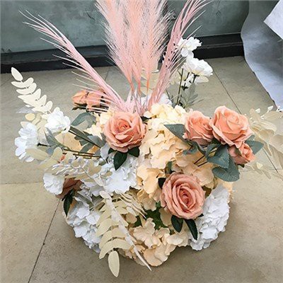 Бохо цветни аранжировки за сватбена маса