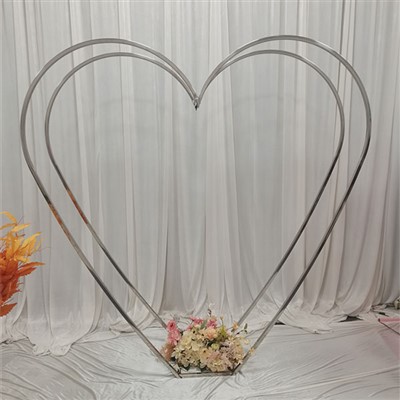 Метална арка сърце