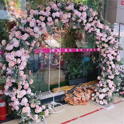 Розова флорална арка