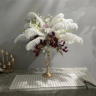 Централни елементи от рози и пера